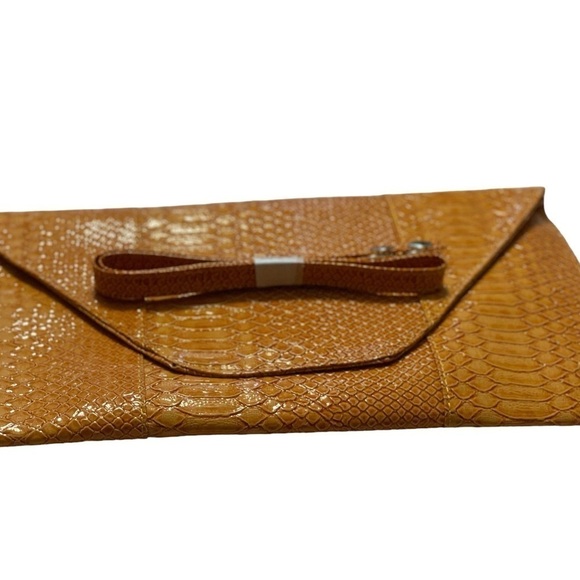 Bella Collection Faux Crocodile Mustard yellow  clutch - Picture 3 of 7